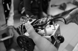 Mokslo festivalyje „Erdvėlaivis Žemė“ KTU Panevėžio technologijų ir verslo fakultete moksleiviai mokėsi valdyti robotus