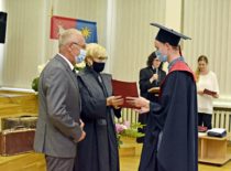 Absolventas gauna diplomą