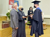 Absolventas gauna diplomą