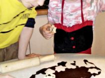 Studentės Linos Dranickienės vaikai gamina sausainius (prieš 6 metus)