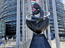 skulptūra Europos širdis prie Europos Parlamento rūmų Strasbūre