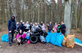 Akcijos „Darom“ metu KTU PTVF studentai išlaisvino Berčiūnų miško parką nuo šiukšlių