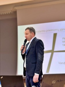 Tarptautinio projekto „Easy Energy“ Lietuvos partnerių – Panevėžio rajono savivaldybės ir Panevėžio prekybos, pramonės ir amatų rūmų – atstovas, KTU PTVF alumnas Domas Jankevičius