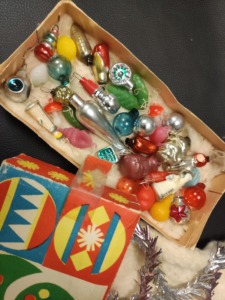 Mažų žaisliukų rinkinys originalioje dėžutėje specialiai miniatiūriniai eglutei