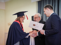 Lietuvos statybos inžinierių sąjungos Panevėžio apskrities bendrijos atstovai Jaunius Kavaliauskas bei Mantas Šakočius įteikia apdovanojimą už geriausią baigiamąjį darbą absolventei Dovilei Smulkaitei.