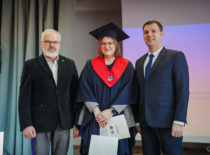 Lietuvos statybos inžinierių sąjungos Panevėžio apskrities bendrijos atstovai Jaunius Kavaliauskas bei Mantas Šakočius įteikia apdovanojimą už geriausią baigiamąjį darbą absolventei Dovilei Smulkaitei.