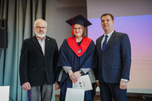 LSIS Panevėžio apskrities bendrijos atstovai Jaunius Kavaliauskas bei Mantas &Scaron;akočius įteikia apdovanojimą už geriausią baigiamąjį darbą absolventei Dovilei Smulkaitei.