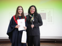 Vadybos absolventė Klaudija Pelanytė ir LR seimo narė Modesta Petrauskaitė