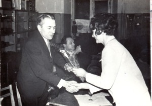 Dekanas Pranas Pranaitis įteikia diplomą pirmosios laidos absolventei, 1967 m.