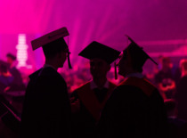 Įspūdingoje scenoje įteikta daugiau nei 1,6 tūkst. KTU diplomų, o į dangų pakilusios kepurėlės pažymėjo naują pradžią