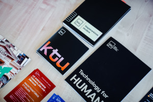 KTU leidiniai ir studijų informacinė medžiaga ant stalo