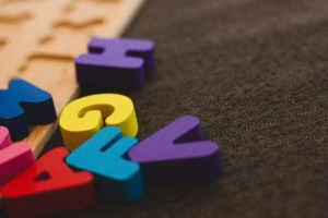 Spalvotos dėlionės detalės, iliustruojančios pedagogikos ir psichologijos žinių mokymąsi.